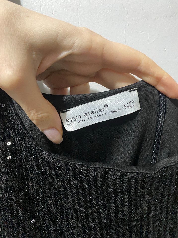 Siyah Parlak Pilili Midi Elbise - Görsel 3