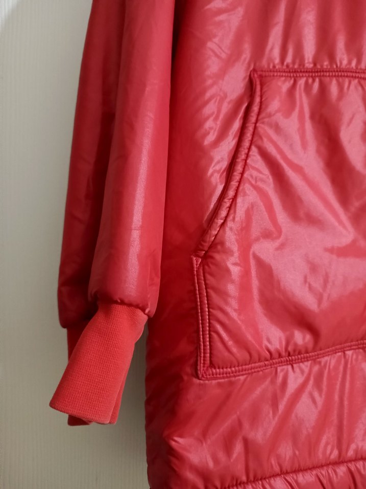 Kırmızı Kapüşonlu Kız Çocuk Mont - Görsel 2