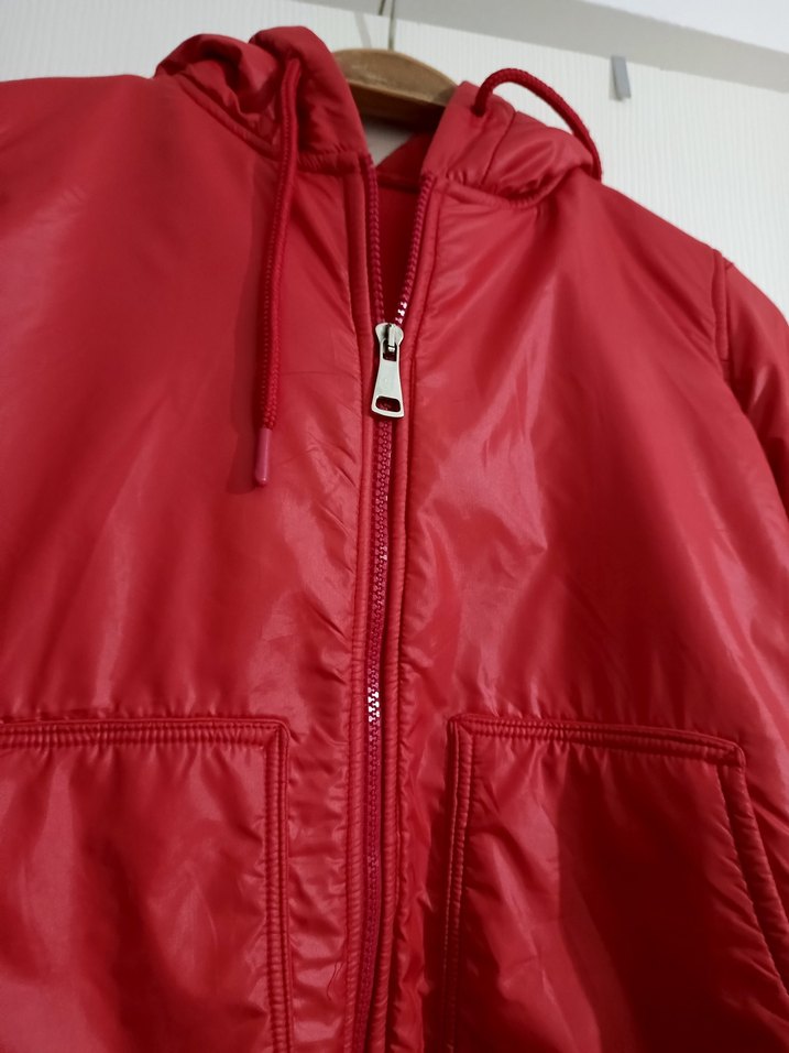 Kırmızı Kapüşonlu Kız Çocuk Mont - Görsel 3