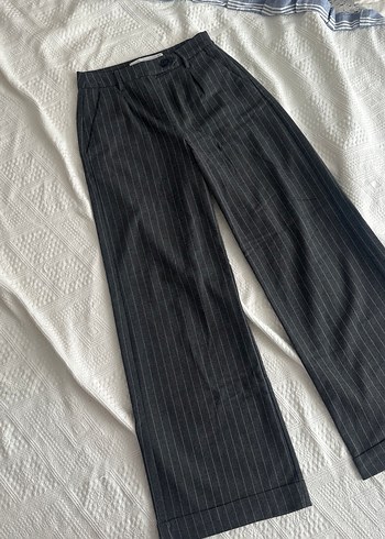 Stradivarius Gri Çizgili Pilili Kumaş Pantolon