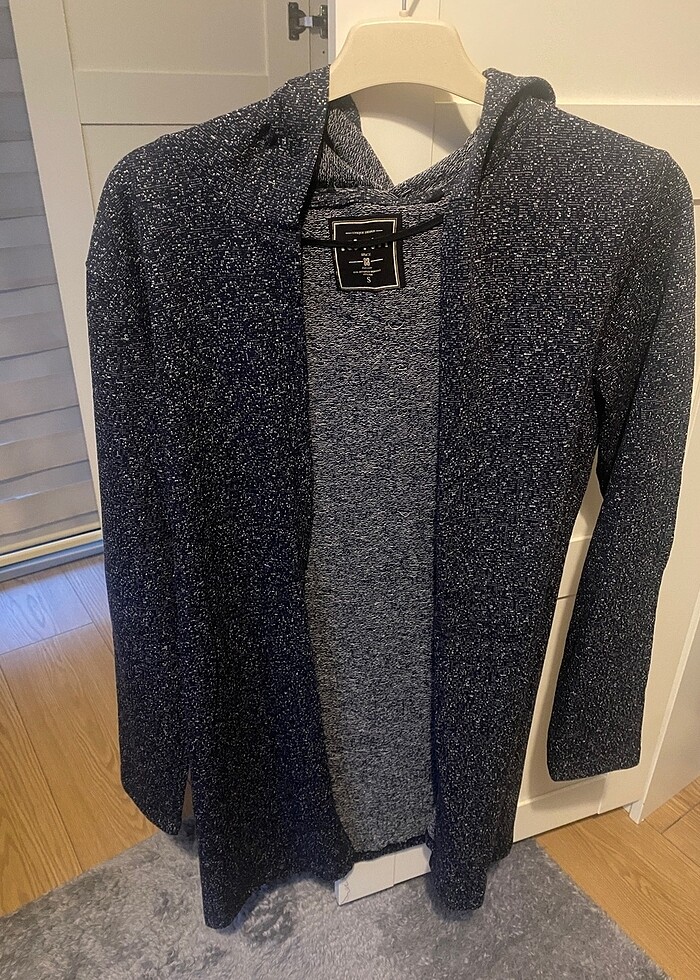 Koton marka kazak kapüşonludur. - Görsel 2