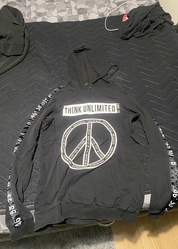 Siyah Kapüşonlu Baskılı Erkek Mont - Görsel 2