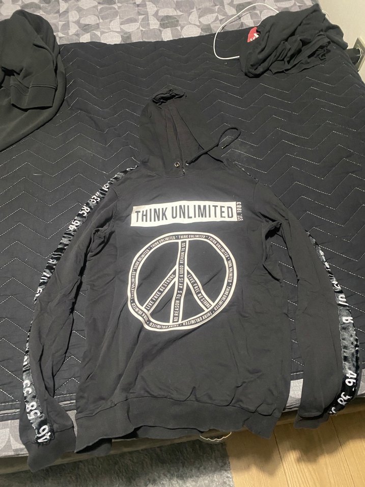 Siyah Kapüşonlu Baskılı Erkek Mont - Görsel 2