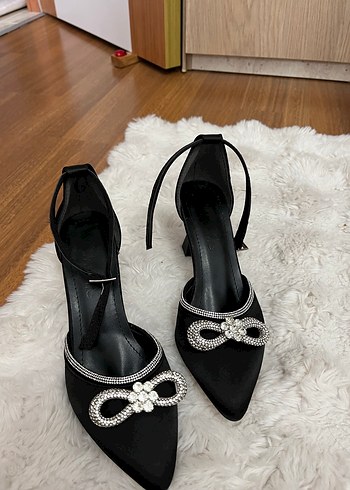 Siyah Parlak Stiletto Topuklu Kadın Abiye Ayakkabı