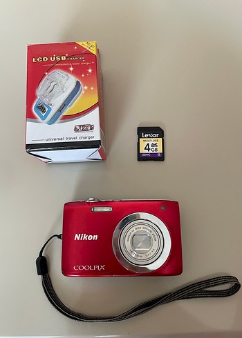 Nikon COOLPIX Kırmızı Dijital Fotoğraf Makinesi