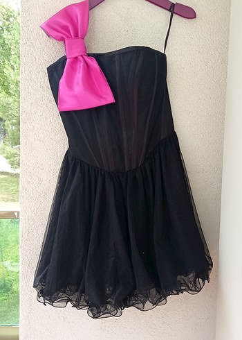 Diğer Pembe Fiyonk Detaylı Siyah Midi Straplez Elbise