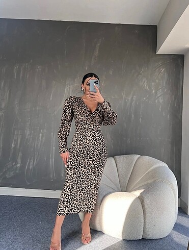 Kruvaze kadife kumaş yaka leopar desenli kemerli elbise