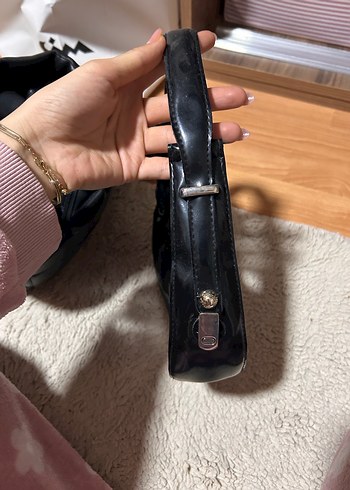 Siyah Parlak Deri Tokalı Kadın Çanta - Görsel 2