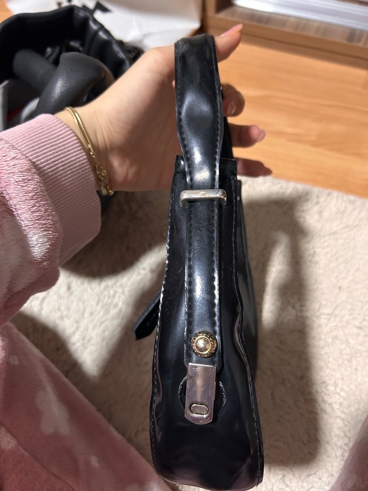 Siyah Parlak Deri Tokalı Kadın Çanta - Görsel 3