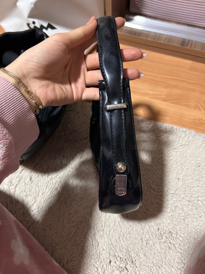 Siyah Parlak Deri Tokalı Kadın Çanta - Görsel 2