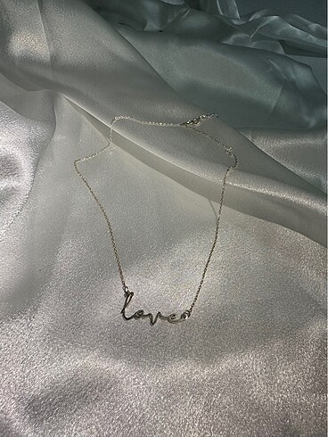 Gümüş Love yazılı kolye