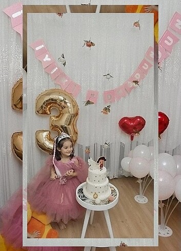 Diğer Tacı ile srrkez giyildi