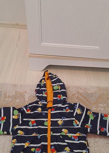 Renkli Desenli Kapüşonlu Erkek Çocuk Yağmurluk - Görsel 3