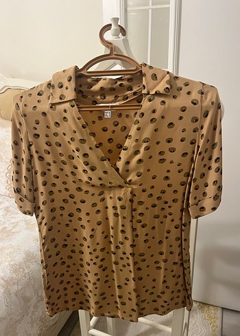 Düğmeli, V Yakalı Desenli - Görsel 2