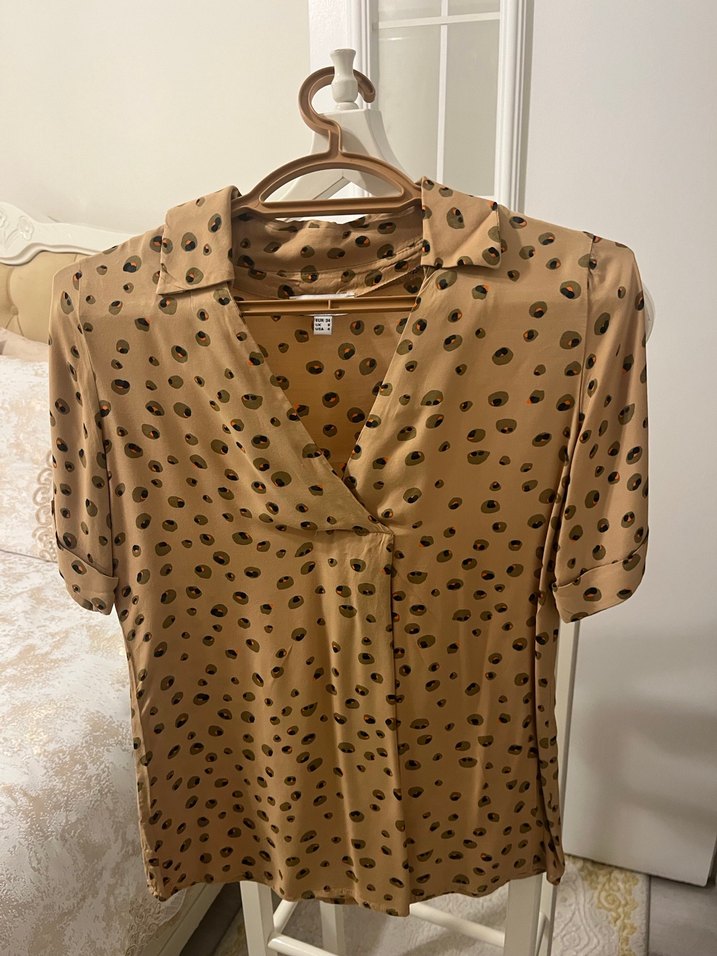 Düğmeli, V Yakalı Desenli - Görsel 2