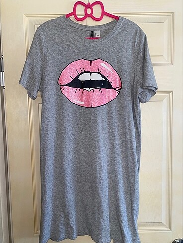 H&M mini elbise dudak resimli pembe gloss