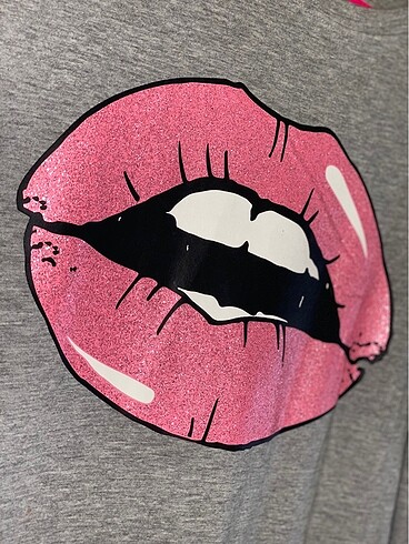H&M H&M mini elbise dudak resimli pembe gloss
