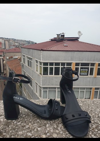 39 Beden Siyah Parlak Tokalı Blok Topuklu Kadın Ayakkabı