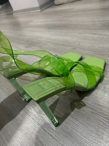 39 Beden yeşil Renk bershka vinil topuklu sandalet