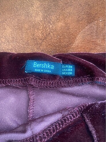 Beli hem lastikli hem fermuarlı kadife pantolon