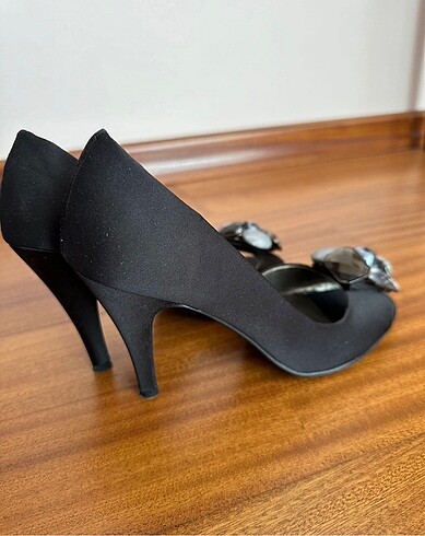 38 Beden siyah Renk Taşlı Siyah Şık Topuklu Ayakkabı