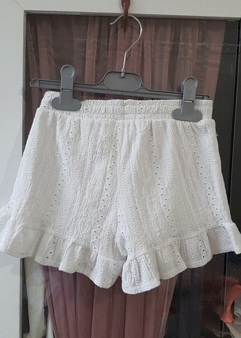 9 Yaş Beden beyaz Renk Kız Çocuk Beyaz Nakışlı Fırfırlı Mini Şort