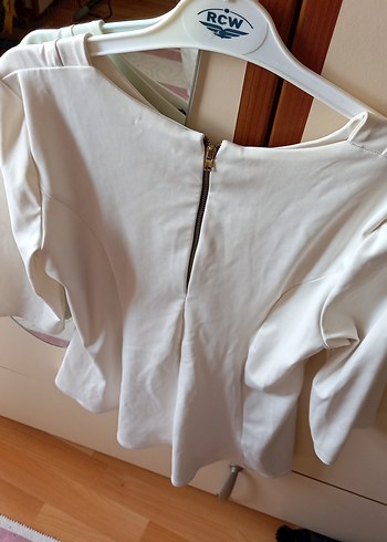 V Yaka Beyaz Drapeli Mini Bluz - Görsel 3