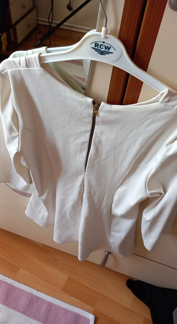 V Yaka Beyaz Drapeli Mini Bluz - Görsel 3