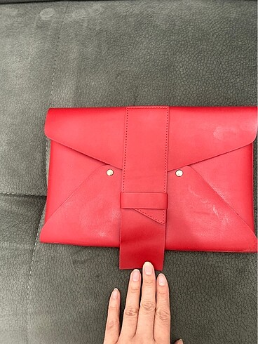 Kırmızı el çantası