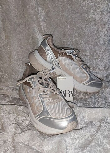 Zara Zara kontrast çiçekli spor ayakkabı 31 numara