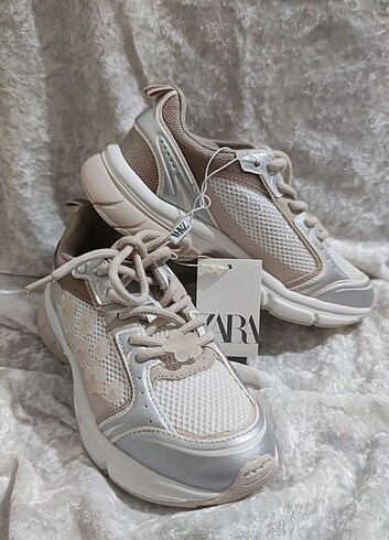 31 Beden Zara kontrast çiçekli spor ayakkabı 31 numara