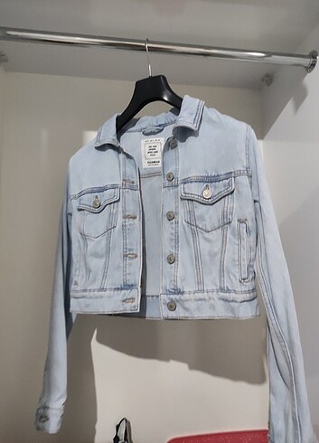 Pull and Bear Pull & Bear yan cepli kısa düğmeli mavi kot ceket. Beden s