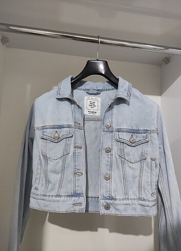 Pull & Bear yan cepli kısa düğmeli mavi kot ceket. Beden s