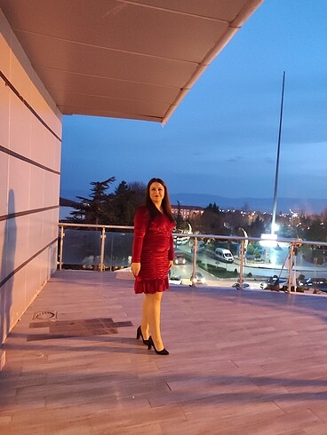Kırmızı kadife elbise