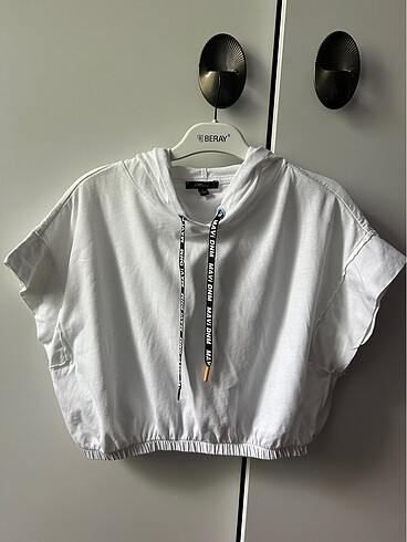 Beyaz kapişonlu crop tshirt