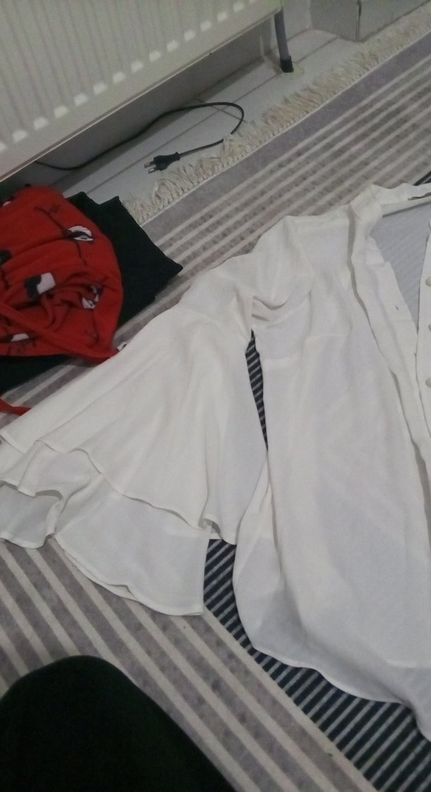 Beyaz V Yaka Düğmeli Keten Gömlek - Görsel 2