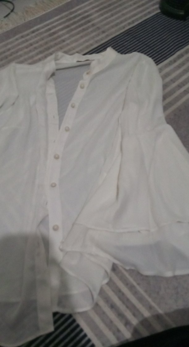 Beyaz V Yaka Düğmeli Keten Gömlek - Görsel 4