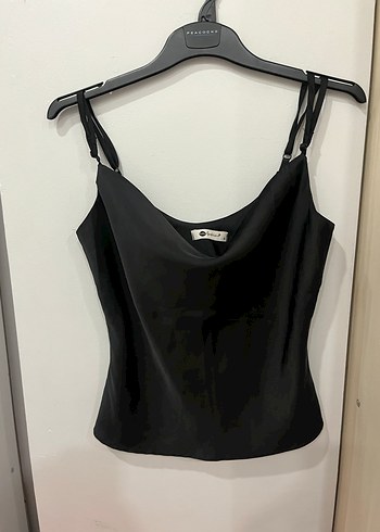 Siyah V Yaka İnce Askılı saten atlet - Görsel 2