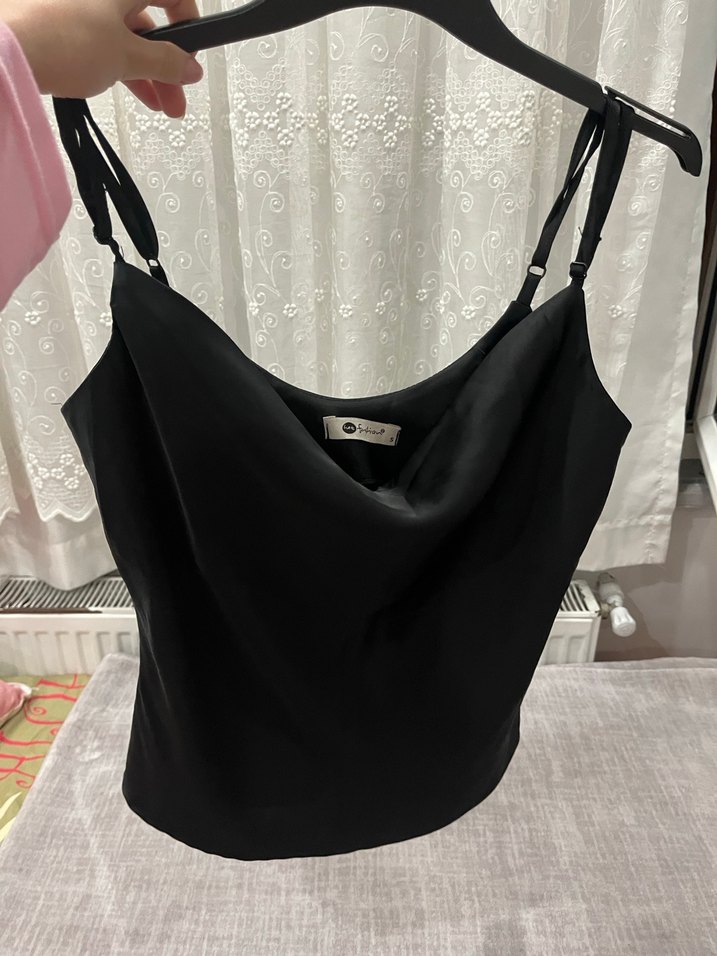 Siyah V Yaka İnce Askılı saten atlet - Görsel 5