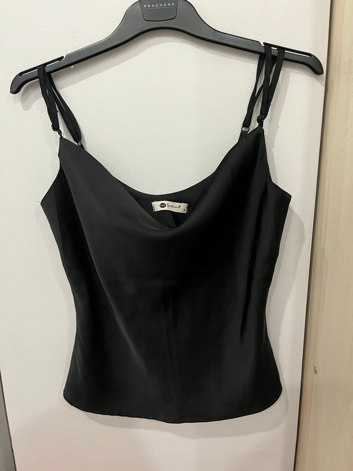 Siyah V Yaka İnce Askılı saten atlet - Görsel 4