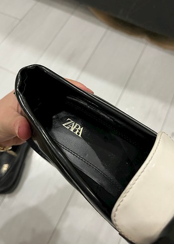 Parlak Siyah-Beyaz Tokalı Kadın Loafer zara - Görsel 6