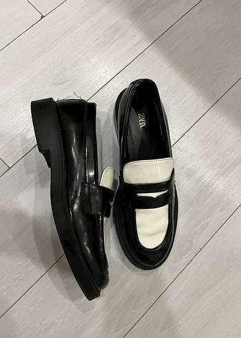 Parlak Siyah-Beyaz Tokalı Kadın Loafer zara - Görsel 5