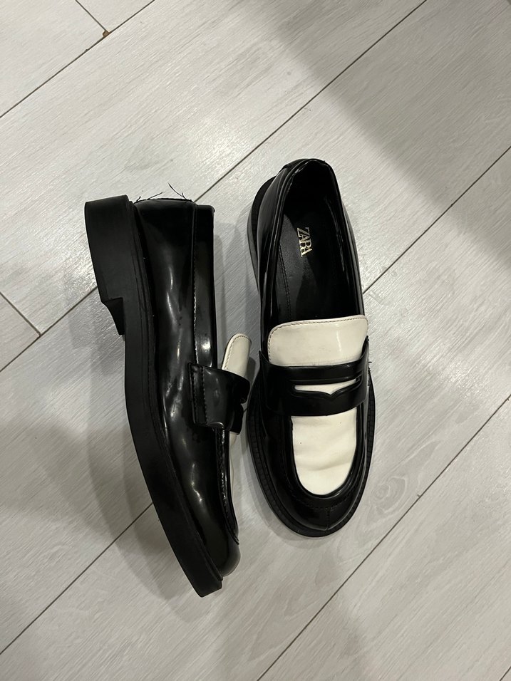 Parlak Siyah-Beyaz Tokalı Kadın Loafer zara - Görsel 4