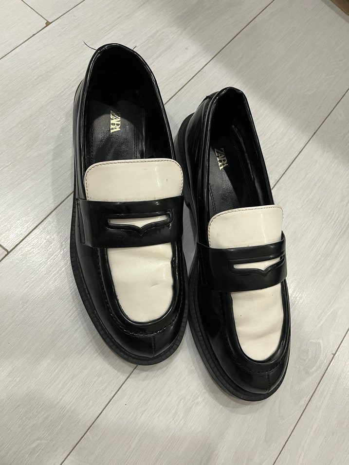 Parlak Siyah-Beyaz Tokalı Kadın Loafer zara - Görsel 3