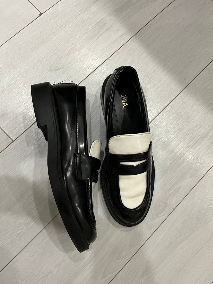 Parlak Siyah-Beyaz Tokalı Kadın Loafer zara - Görsel 5