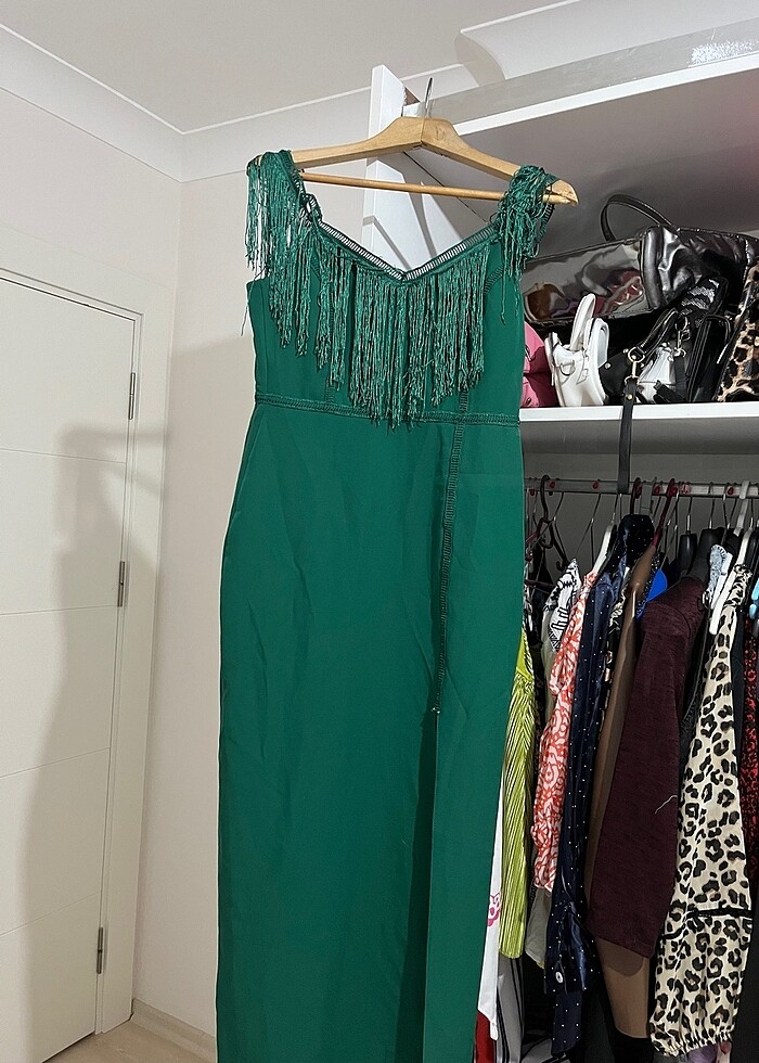 Püskül detaylı yırtmaçlı elbise - Görsel 2