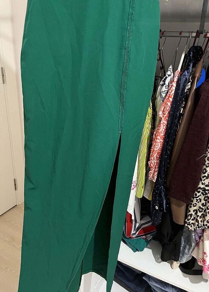 Püskül detaylı yırtmaçlı elbise - Görsel 5