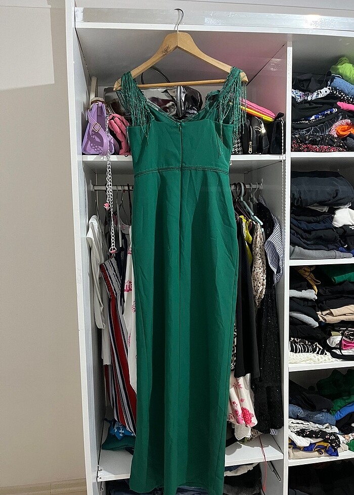 Püskül detaylı yırtmaçlı elbise - Görsel 3