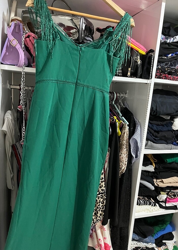 Püskül detaylı yırtmaçlı elbise - Görsel 4