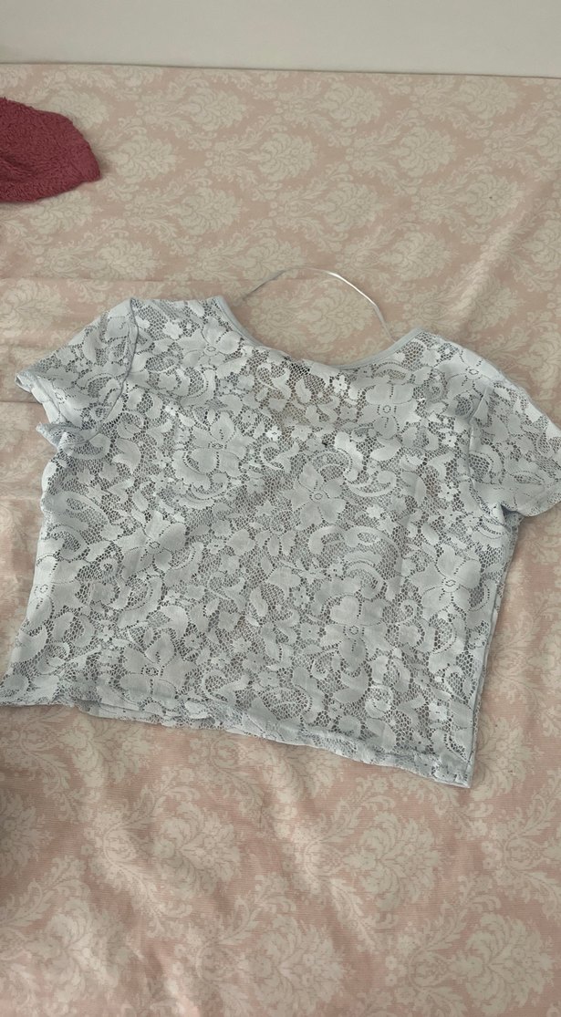 Dantel Detaylı Gri V Yaka Kadın Tişört - Görsel 2